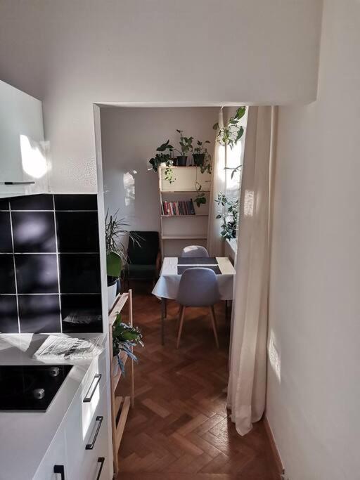 Cozy Studio In The City Centre Near Train Station Братислава Екстер'єр фото